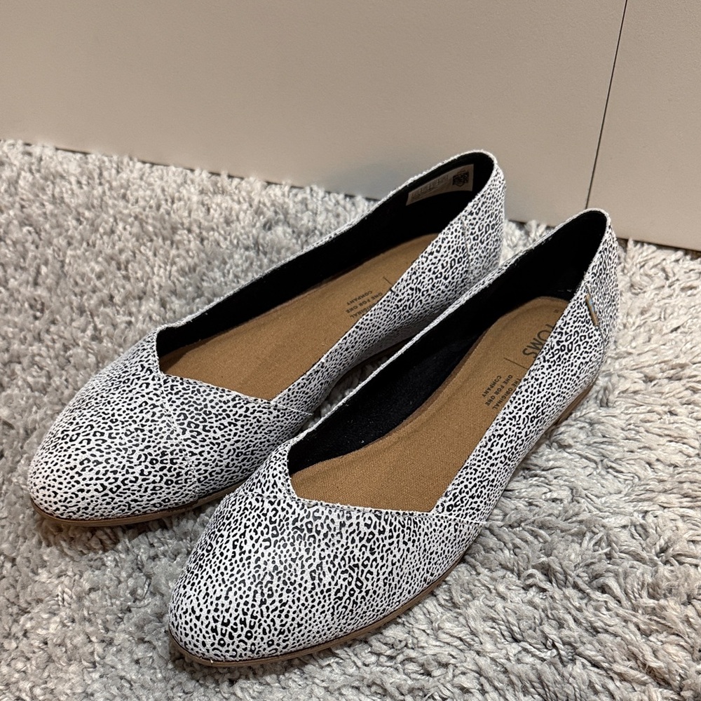 TOMS Women's Black and White Flats. Size 9.5 W. Brand new!